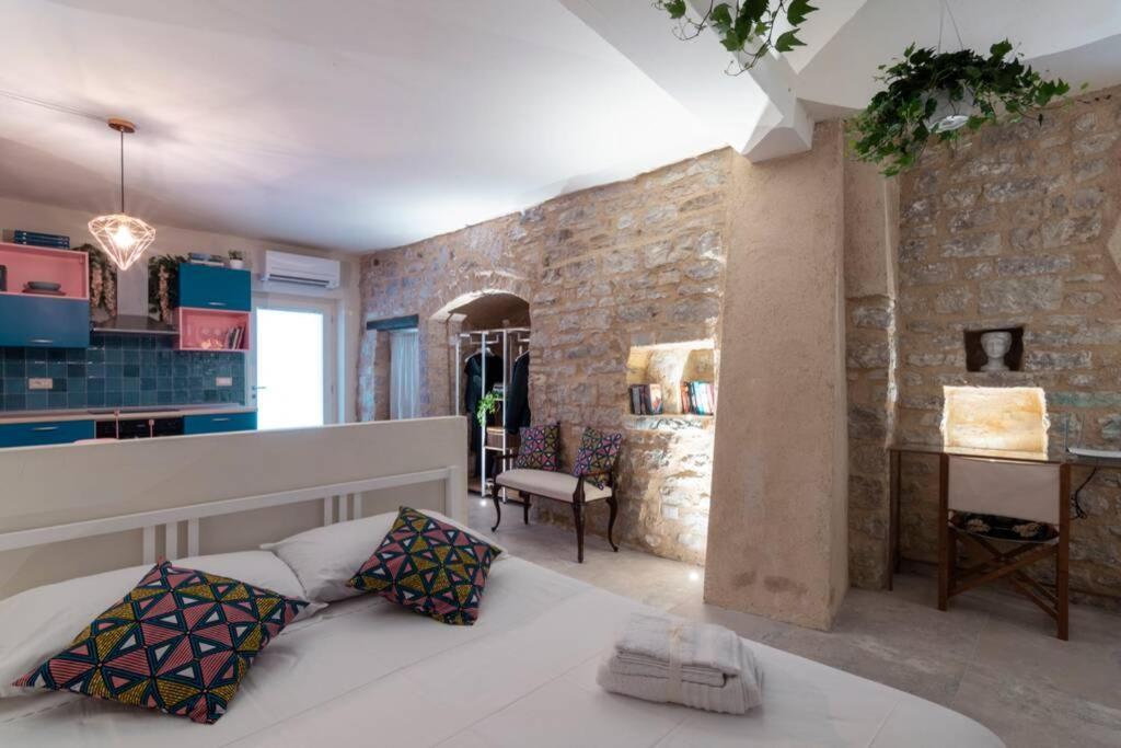 Cornelia Cavern Cosy Studio Apartment In สเปลโล ภายนอก รูปภาพ